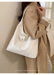 Dettaglio della borsa tote in pelle PU bianca con tracolla a nodo e portacarte