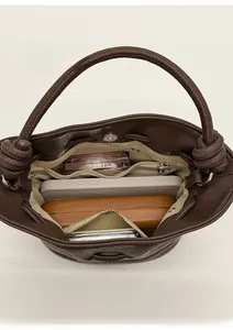 Vue de l'intérieur du sac seau en cuir montrant les compartiments et la grande capacité