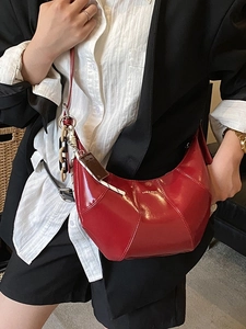 Borsa sottobraccio a mezzaluna rossa in pelle lucida con scritta dorata e catena