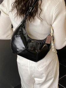 Borsa a luna nera lucida con stampa LOVE & DESIRE e ciondolo a forma di cioccolato
