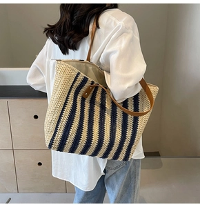 Détails du grand sac cabas rayé en paille avec bandoulière en similicuir marron et zip