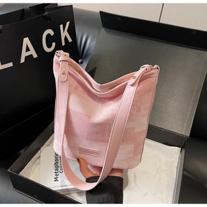 Borsa a secchiello rosa con motivo pixel e finiture in pelle in una confezione regalo nera