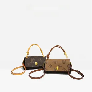 Details von Vintage-Umhängetaschen mit Monogramm, Goldschlössern und Knotengriffen