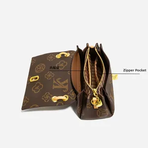 Innenansicht mit organisierten Fächern und goldenem Reißverschluss der Vintage-Handtasche