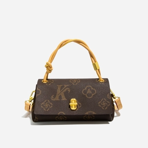 Detail der dunkelbraunen Lederhandtasche mit Monogramm-Print und goldenem Drehverschluss