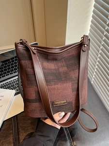 Borsa a secchiello alla moda con motivi astratti marroni e tracolla in pelle regolabile