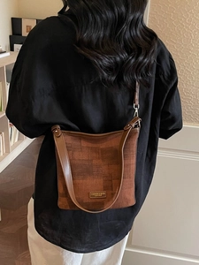 Borsa a secchiello marrone retrò con design patchwork e placca in metallo per il tempo libero