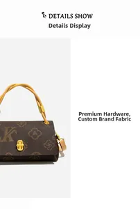 Detail der braunen Vintage-Tasche mit Monogramm, gelbem Griff und goldenem Drehverschluss