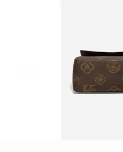 Detailaufnahme der Tasche aus Litschileder mit feinen Nähten und goldenen Buchstabenmustern