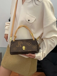Kleine braune quadratische Tasche mit K-Muster und geknotetem Ledergriff