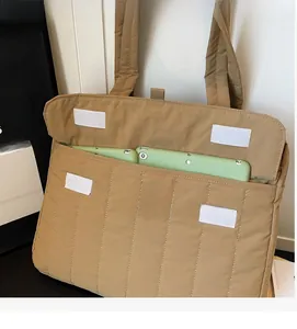 Detailansicht der gesteppten Tragetasche mit Klettverschluss und Tabletfach