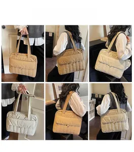 Bolso tote acolchado caqui para portátil mostrado desde varios ángulos en una modelo