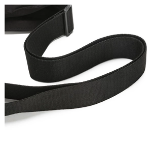 Dettaglio della tracolla regolabile in nylon nero con fibbia opaca per borse