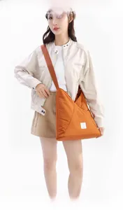 Dettaglio della trama del tessuto in nylon arancione impermeabile e cuciture della borsa