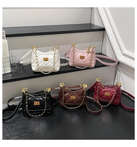 Détail de sacs en cuir matelassé en cinq couleurs avec chaînes dorées et verrous