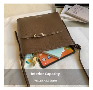 Détail du grand sac seau marron foncé montrant sa grande capacité de rangement interne