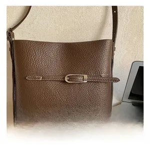 Détails du sac fourre-tout en cuir marron avec boucle argentée et lanières décoratives