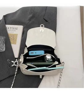 Vue intérieure du sac à chaîne en cuir blanc avec compartiments multicouches et rangement