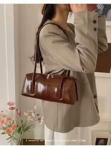 Modella con borsa a spalla baguette retrò marrone scuro con finitura lucida liscia
