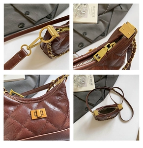 Detailaufnahme der braunen Stepptasche mit Ledertextur, Kettenriemen und goldenem Verschluss