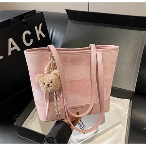 Borsa tote in tela rosa con ciondolo a forma di orsetto e confezione regalo di lusso