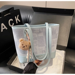 Borsa tote patchwork azzurra con ciondolo orsetto di peluche in scatola regalo