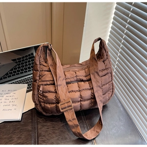 Détail du sac bandoulière matelassé marron avec sangle réglable et fermeture éclair