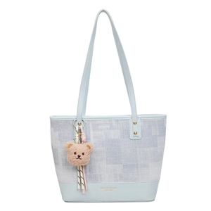 Grande borsa tote azzurra in pelle e denim patchwork con ciondolo a orsetto