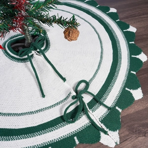 Falda de punto para árbol de Navidad en verde y blanco con bordes ondulados y lazos