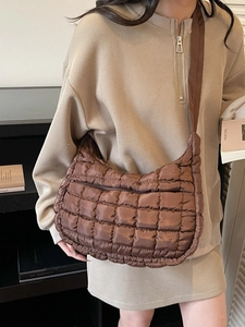 Sac bandoulière matelassé en croissant marron café avec fermeture éclair avant