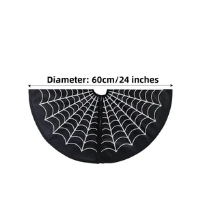Détail du tapis de sapin d'Halloween 60 cm avec motif toile d'araignée blanche sur noir