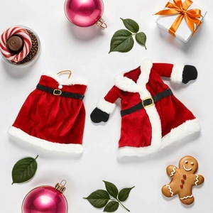 Weinflaschenhüllen aus rotem Samt zu Weihnachten mit Pelzbesatz für die Tischdekoration