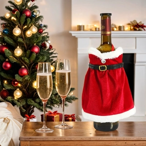 Weinflaschenhülle im Weihnachtsmann-Stil aus rotem Samt mit weißem Pelz und Gürtel-Dekor