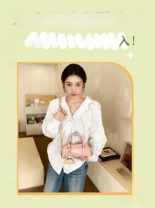 Sac à main bowling en cuir brillant rose avec ferrures dorées et pendentif ourson