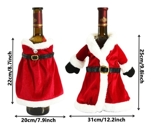 Detailansicht der roten Weihnachts-Weinflaschenhüllen im Kleid- und Mantelstil mit Pelz