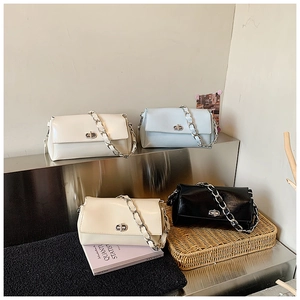 Détails macro de sacs à main en cuir brillant avec chaînes argentées en quatre coloris
