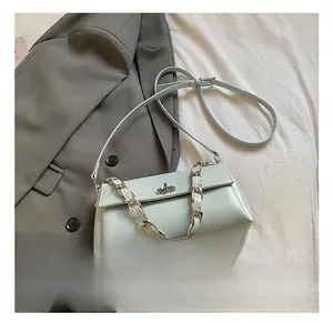 Nahaufnahme der hellblauen Ledertasche mit Silberkette und Metall-Drehverschluss