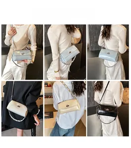 Schicke Lackleder-Baguette-Taschen in verschiedenen Farben am Modell gezeigt
