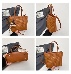 Dettagli della borsa tote intrecciata marrone con piedini in metallo e tracolla
