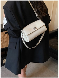 Détail du sac bandoulière blanc avec chaîne argentée et fermoir pivotant sur modèle
