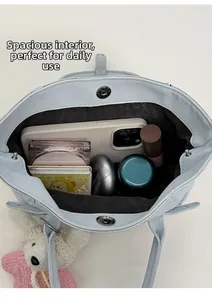 Vue de dessus de l'intérieur d'un sac seau bleu montrant l'espace pour téléphone et maquillage