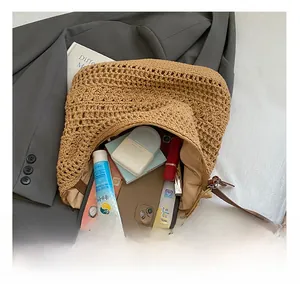 Dettaglio macro dell'interno della borsa intrecciata che mostra lo spazio per oggetti