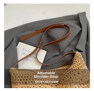 Dettaglio della tracolla in pelle regolabile e della trama intrecciata della borsa di paglia