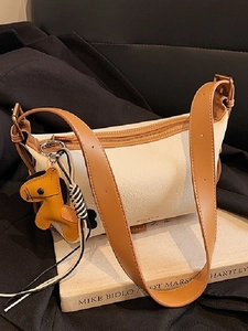 Sac à Épaule Femme Mode en Cuir PU Minimaliste Forme Dumpling Sac Bandoulière Avec Pendentif Cheval Design de Niche Sac Trajet