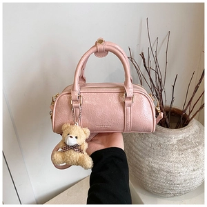 Mini sac à main rose en cuir huilé avec breloque ours en peluche et détails dorés