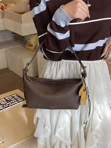 Sac à bandoulière en cuir marron avec fermeture éclair et charm cheval jaune élégant