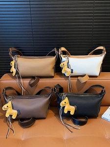 Sacs à bandoulière demi-lune en cuir avec breloques de cheval en quatre coloris variés