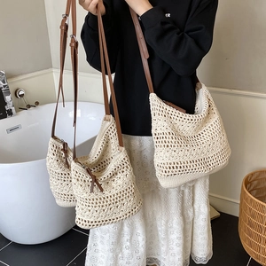 Dettaglio della borsa tote in crochet traforato con tracolla in pelle marrone
