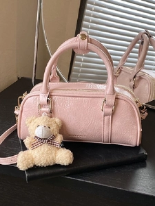 Sac à Main Boston en Cuir PU pour Femmes Brillant Froissé Sac à Épaule Avec Charme d'Ours Sac Bandoulière Quotidien