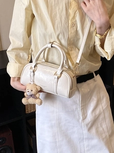 Sac à main Boston chic en cuir verni beige pour femme avec charmant ours en peluche